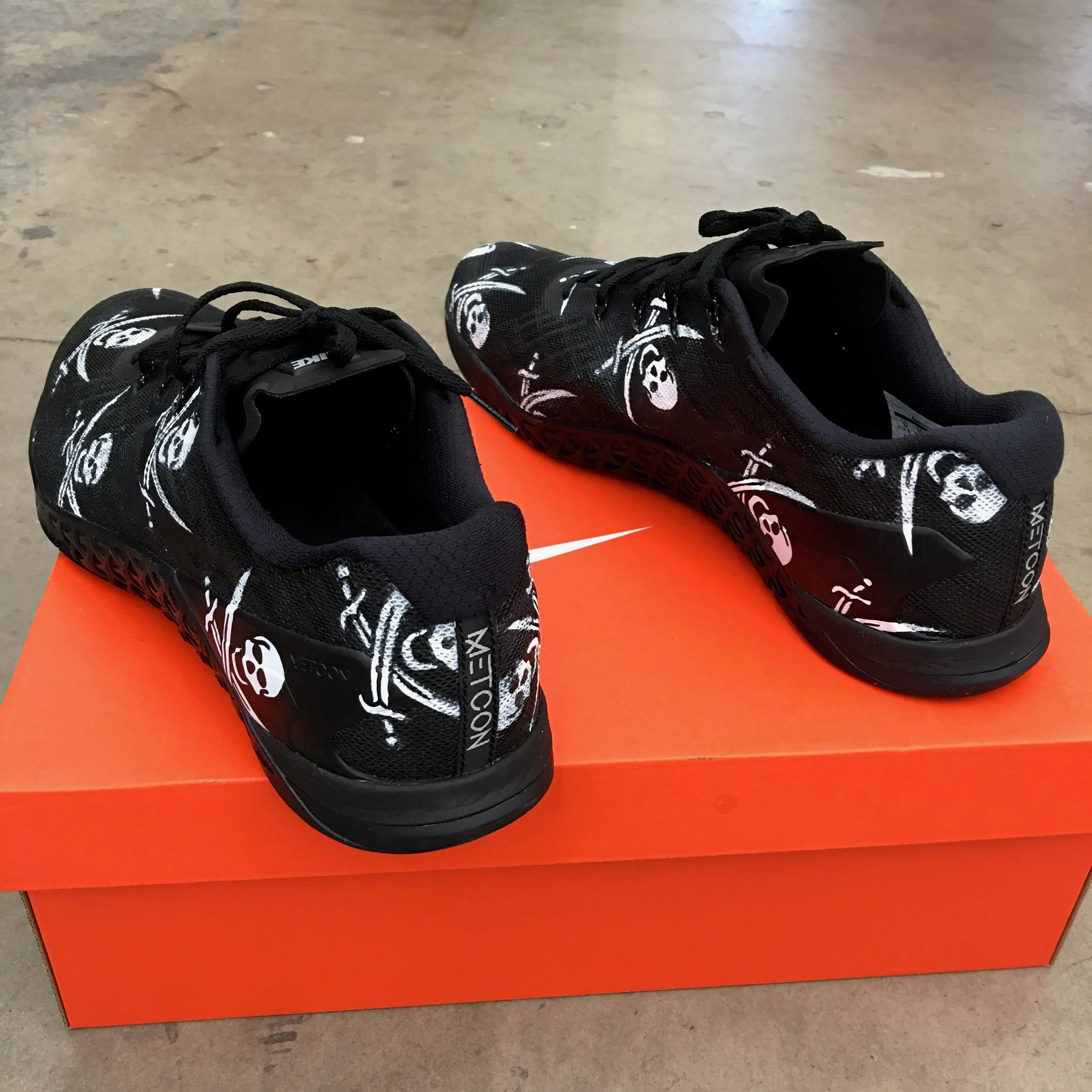 Custom Hand Painted Crossbones Skull Nike Metcon Crossfit Shoe Asics Wrestling Shoes Europe
